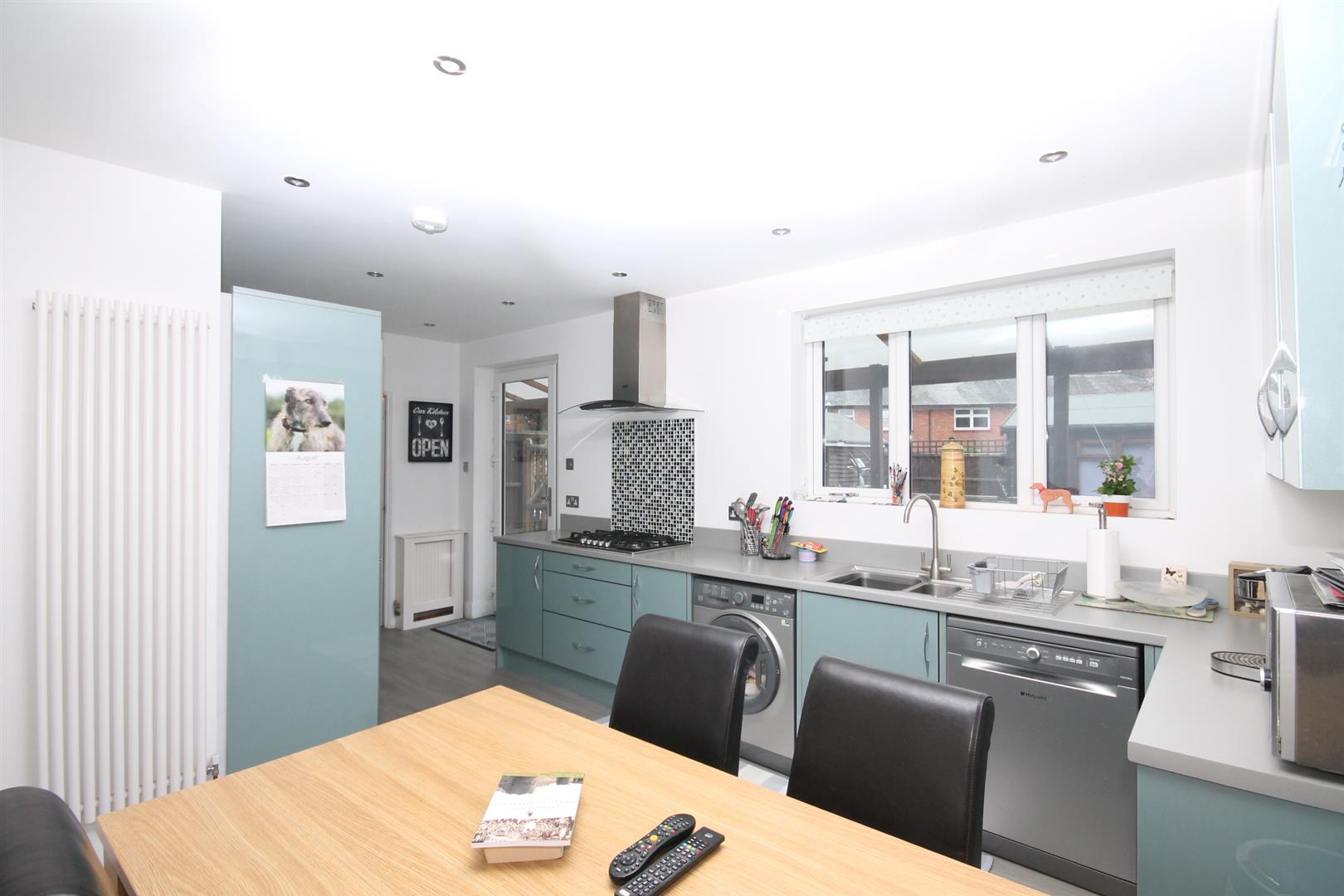 'L' SHAPED KITCHEN/DINING ROOM